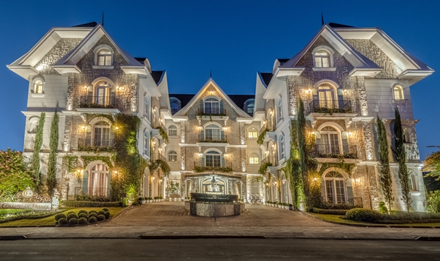 Fachada do hotel Colline de France, em Gramado, RS, vista à noite -foto Felpe Valduga