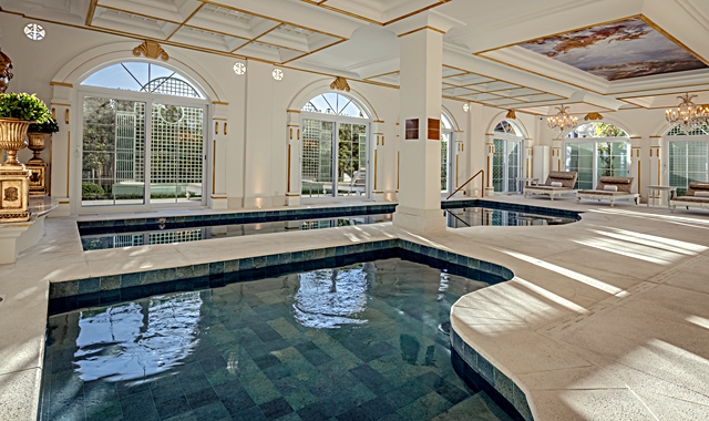 Piscina coberta do hotel Colline de France, em Gramado, RS -foto Felpe Valduga