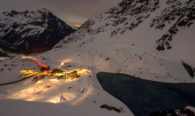 Imagem noturna do Hotel Portillo, na estação de esqui do mesmo nome, no Chile - divulgação