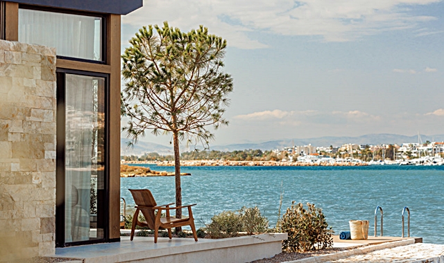 Terraço de bangalô com vista para o mar do resort One&Only Aesthesis, em Atenas, Grécia - divulgação