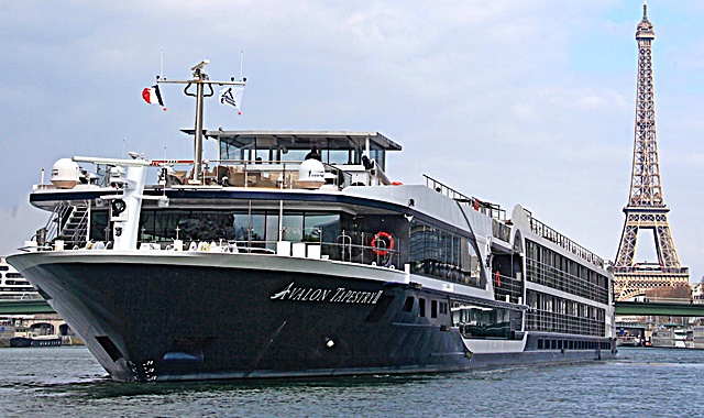 Navio fluvial Tapestry II, da Avalon Waterways, no rio Sena, perto da Torre Eiffel, em Paris - divulgação