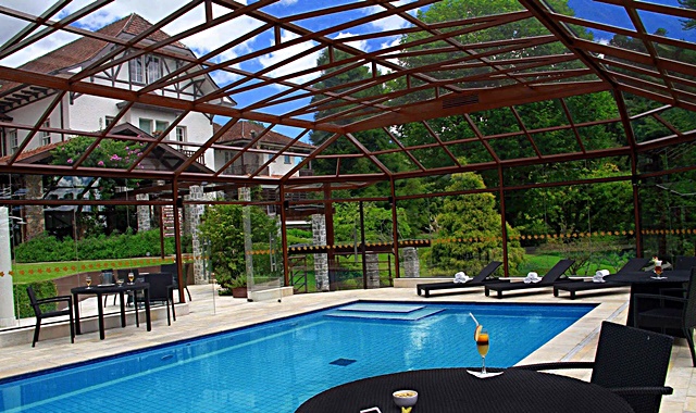 Piscina do hotel Vila Inglesa, em Campos do Jordão - divulgação