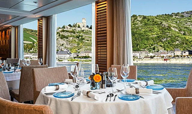 Vista das margens do rio a partir de mesa do restaurante de navio fluvial da Viking Cruises - divukgação