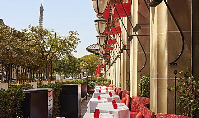 Vista da Torre Eiffel a partir do restaurante La Terrasse Montaigne, do Hotel Plaza Athénée, em Paris - divulgação