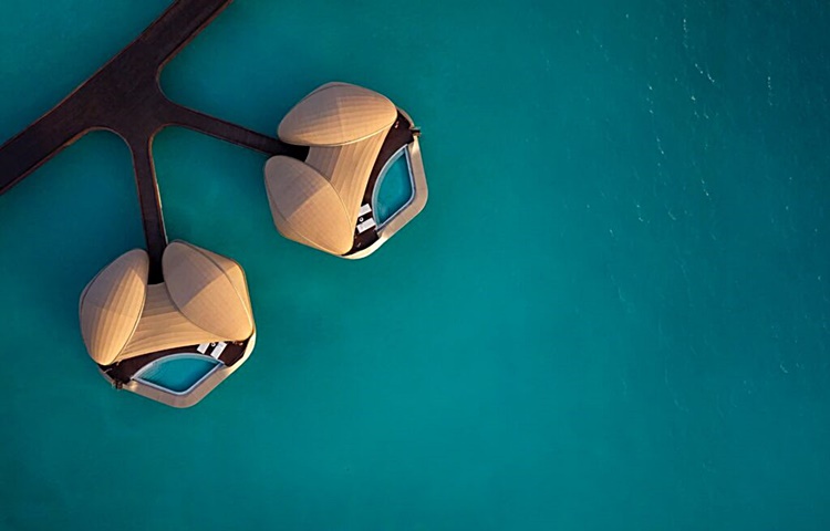 Vista aérea de duas villas sobre a água do resort  Nujuma Ritz-Carlton Reserve, na Ilha Ummahat, no Mar Vermelho, Arábia Saudita - Divulgacao