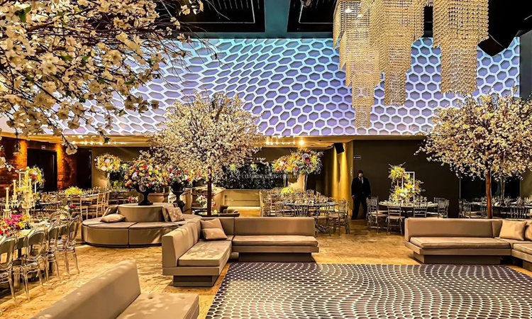 Ambiente em um dos espaços da Casa Petra, espaço de eventos em São Paulo.