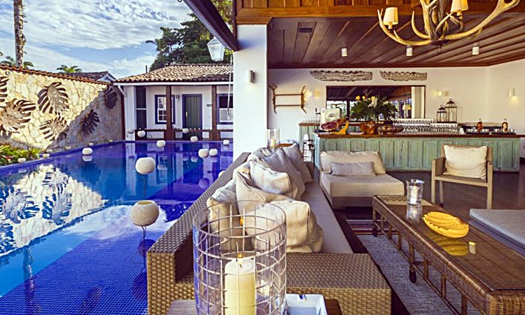 Detalhe da área social e piscina da Pousada Porto Imperial em Paraty, RJ.