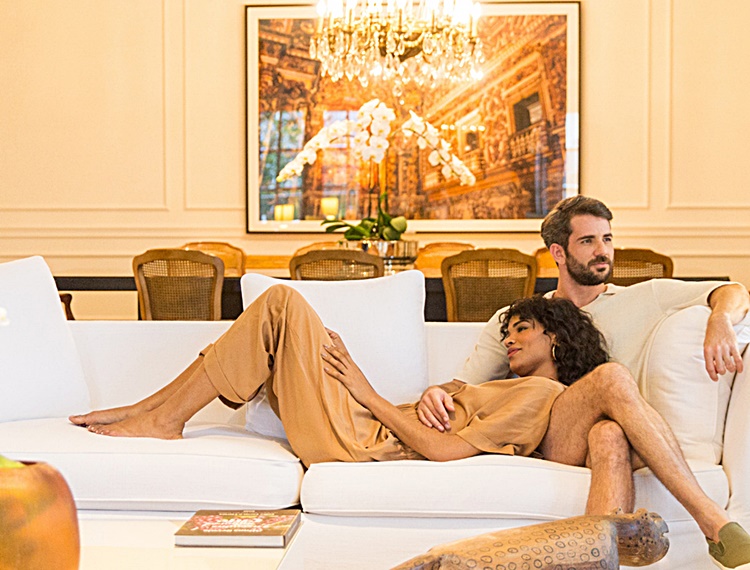 Casal romântico em sofá em suite do hotel Palácio Tangara, em São Paulo