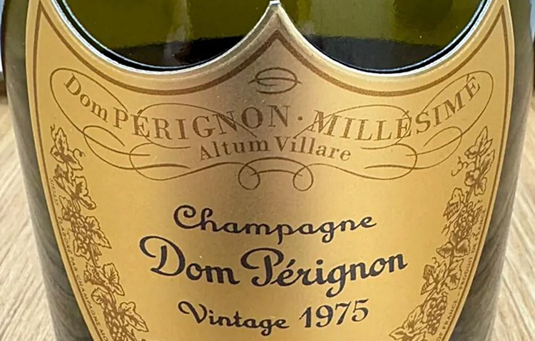 Detalhe do rótulo da rara champagne francesa Don Pérignon Vintage 1975