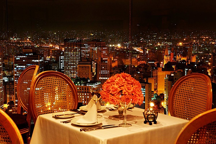Mesa preparada para jantar romântico no restaurante Terraço Itália, em São Paulo