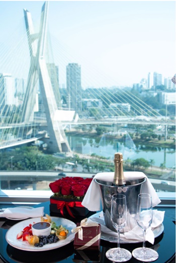 Espumante para comemorar o Valentine's Day em apartamento do hotel Hilton São Paulo Morumbi