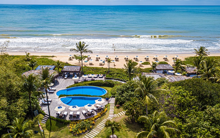 Vista da piscina e da praia da pousada Estrela D'Água, em Trancoso, Bahia